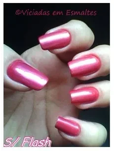 Unhas e esmalte rosa