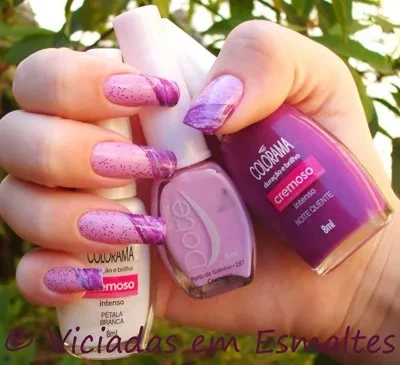 unhas e esmaltes