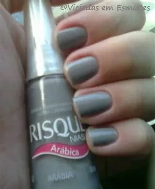 Cinza Arábia Risqué unhas e esmalte
