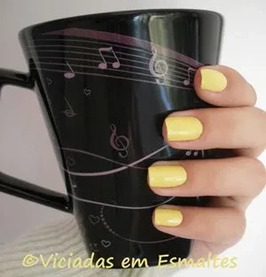 Misturinha Amarelo Pastel Unhas com esmalte amarelo pastel após 10 dias