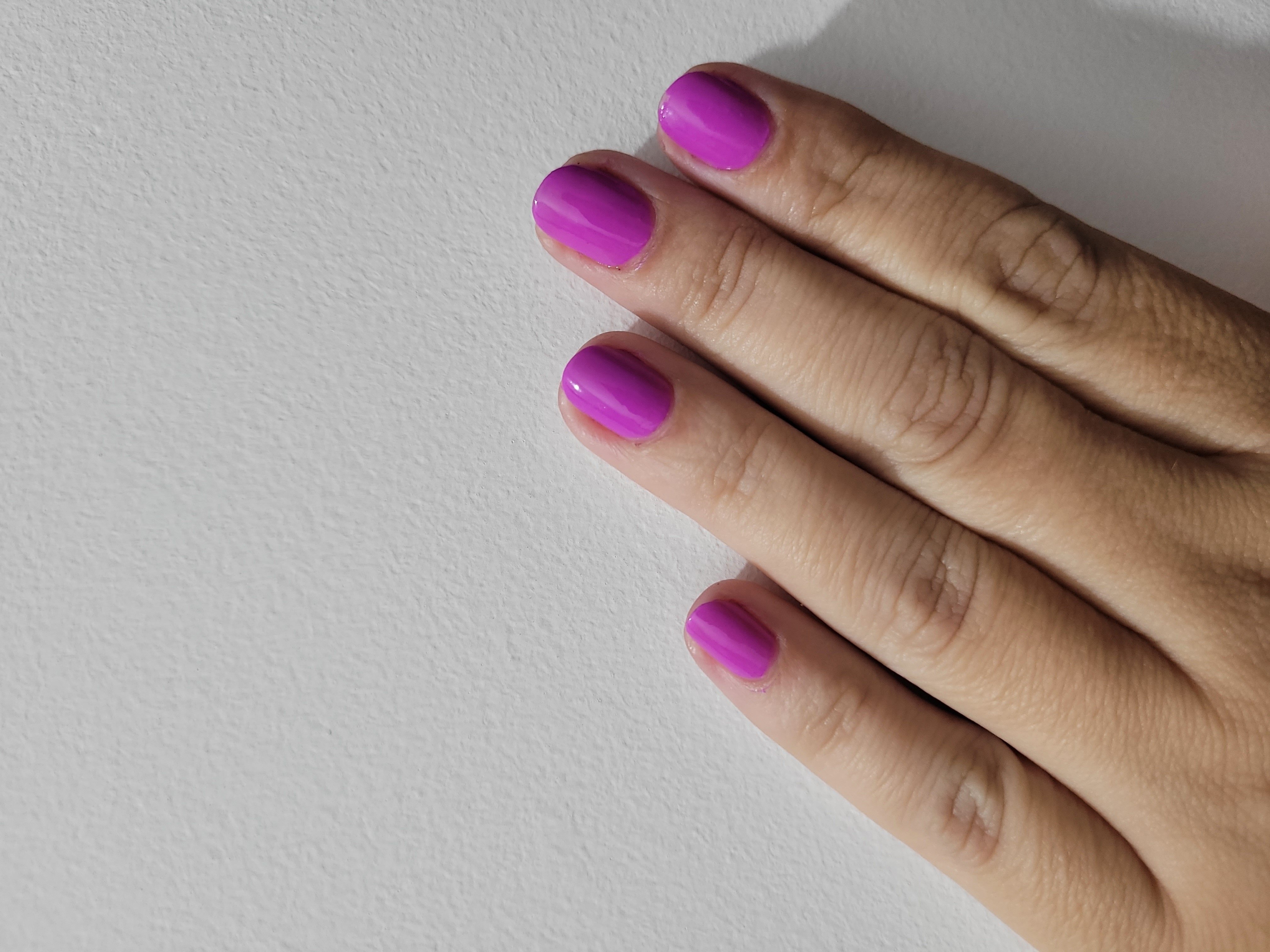 Como remover corretamente o esmalte sem danificar as unhas