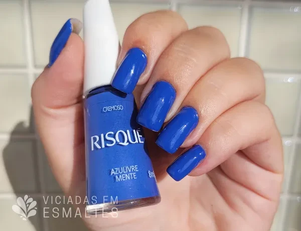 Unha com Esmalte Risqué Azulivremente