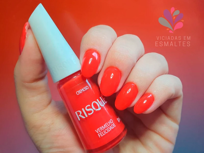 Unhas com Esmalte Risqué Vermelho Felicidade