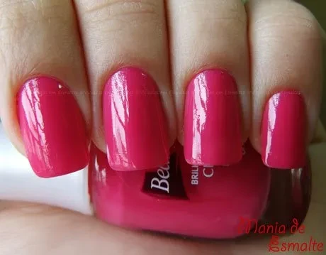 Unhas com esmalte rosa