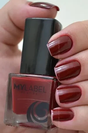 Unhas com esmalte My label
