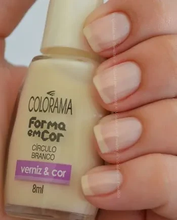 Unhas com esmalte Colorama Círculo Branco