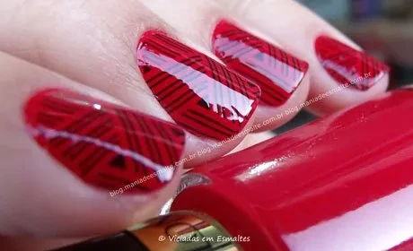 Unhas com esmalte revlon red