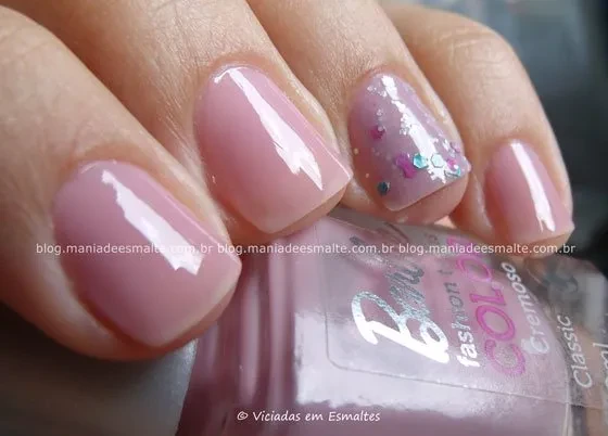 Unha com Esmalte Barbie Classic e Esmalte Cupcake Hits Mari Moon
