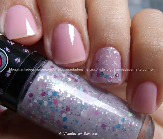 Unhas com Esmalte Barbie Classic e Esmalte Cupcake Hits Mari Moon