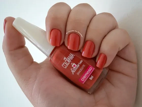 Unhas com Esmalte Bracelete Colorama