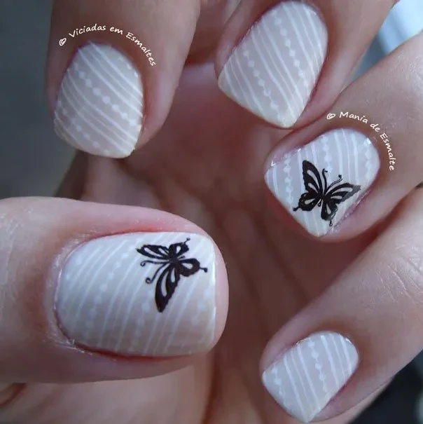 unhas decoradas com Esmalte Impala Na Estrada com Carimbo konad m97