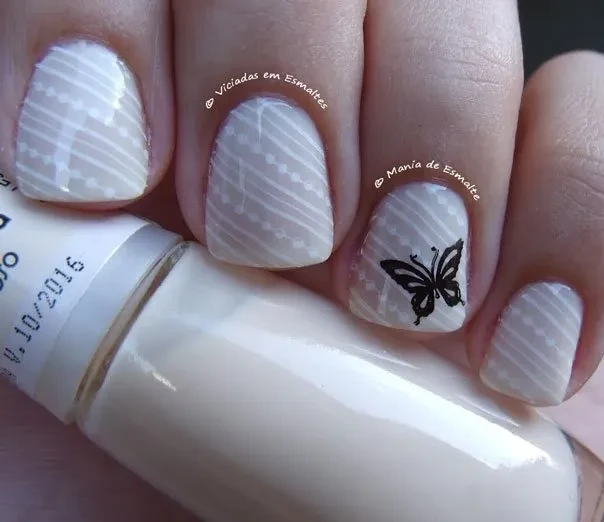 unhas com Esmalte Impala Na Estrada com Carimbo konad m97