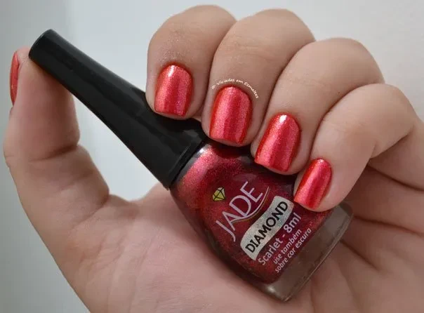 Unhas com Esmalte Jade Scarlet