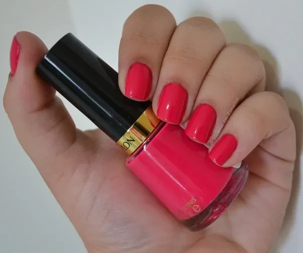 Unhas com Esmalte Revlon Potimistic