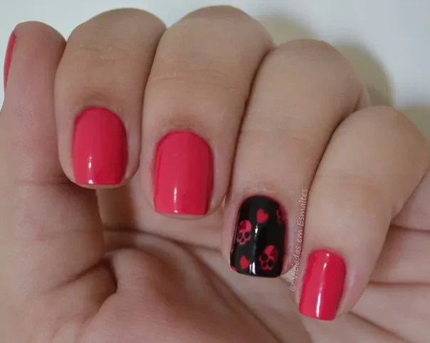 Unhas decoradas com película de caveira