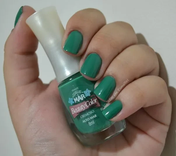 Unhas com Esmalte Beauty Color Alto Mar
