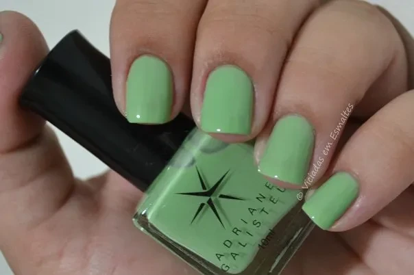 Unhas com Esmalte Adriane Galisteu Guaca Mole