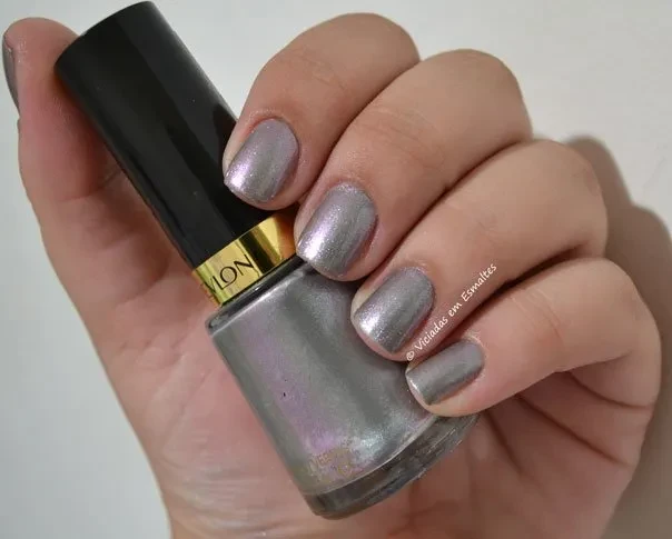 Unhas com Esmalte Revlon