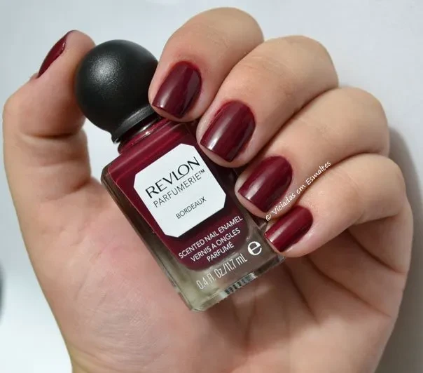 Unhas com Esmalte Revlon Bourdoux