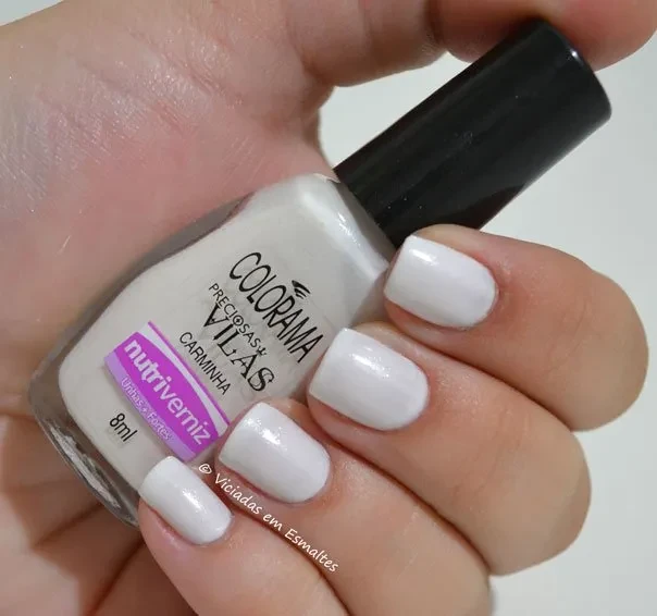 Unhas com Esmalte Colorama Carminha
