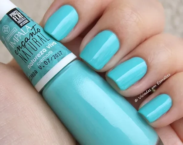 Unhas com Esmalte Impala Natureza Viva