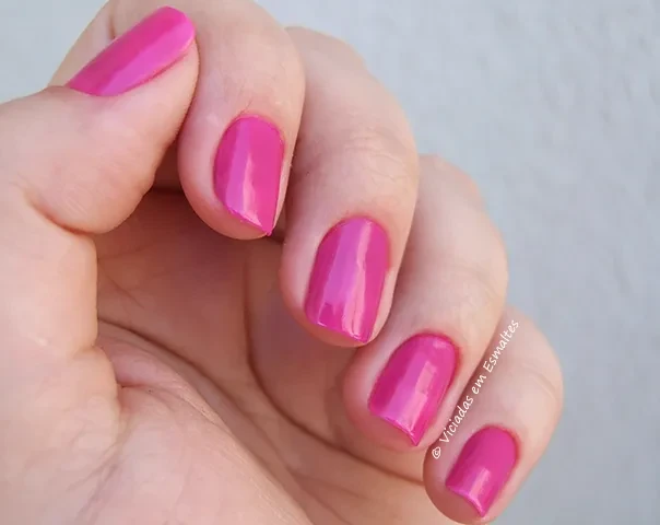 Unhas com Esmalte Cozete Gomes Baphonica