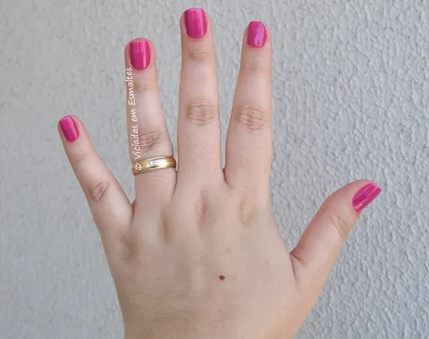 Mãos com Esmalte Cozete Gomes Baphonica