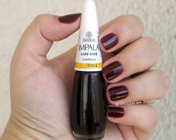 Unhas com esmalte Impala Cafe Cafe