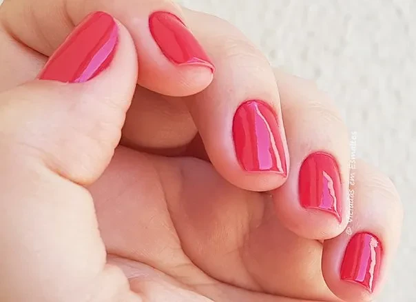 Unhas com Esmalte Impala Maria Cereja