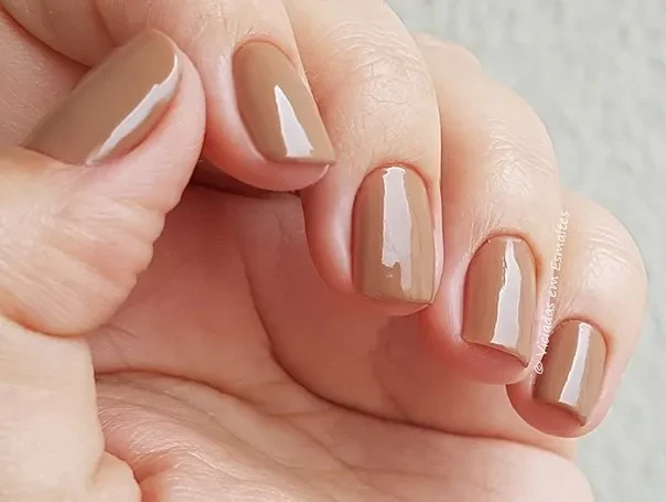Unhas com Esmalte Impala Arma Secreta