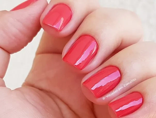 Unhas com Esmalte Risqué Malícia