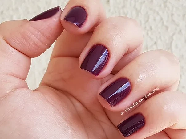 Unhas com Esmalte Sandy Impala Morada