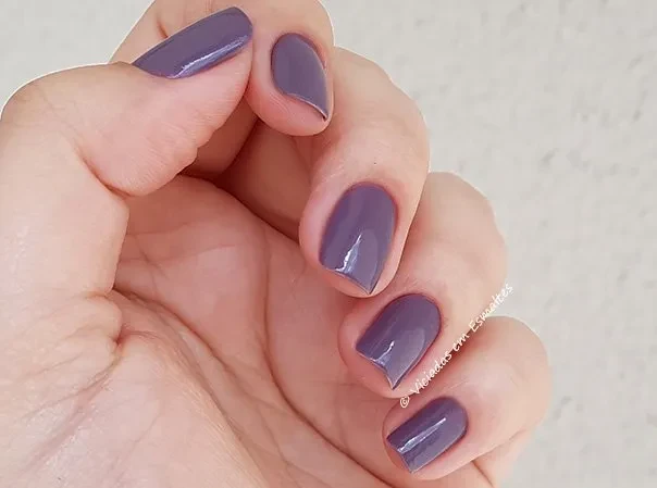 Unhas com Esmalte Impala Audrey