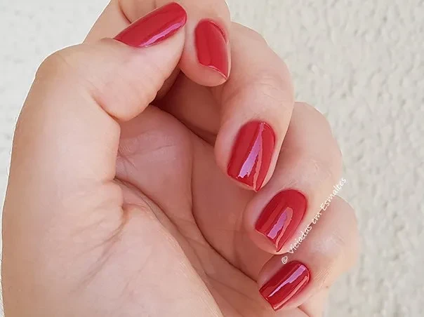 Unhas com Esmalte Impala Sandy Segredo