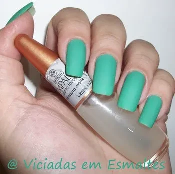 unhas e esmalte