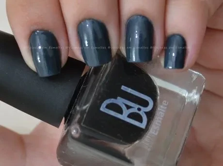 unhas com top coat negro