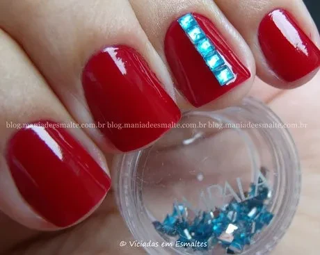 Unhas com esmalte BU red wine
