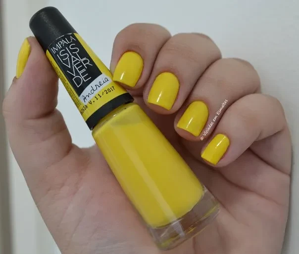 Unhas com Esmalte Amarelo Isis Valverde Verão Andreia