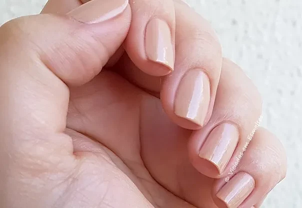Unhas com Esmalte Nude Impala Plie