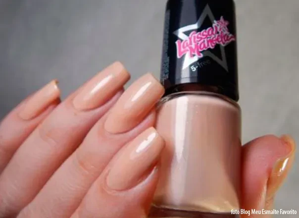 Unhas com o Esmalte Larissa Manoela Tô em Choque