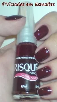 Esmalte Uva da Risqué aplicado nas unhas, tom vinho bem escuro