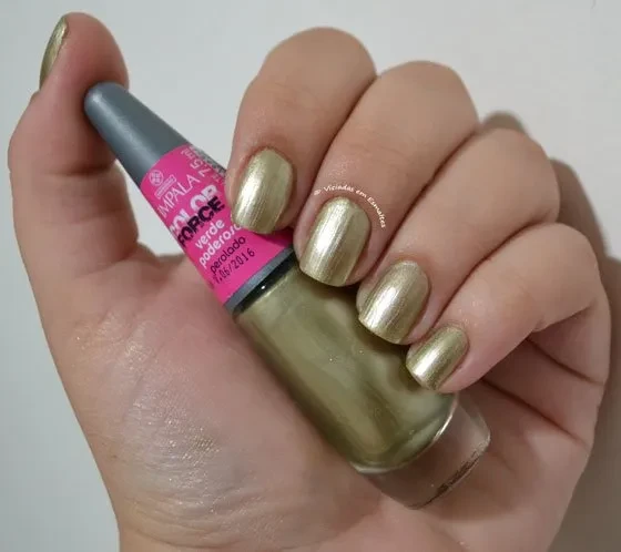 Esmalte Impala Verde Poderoso Color Force - detalhe do acabamento metalizado