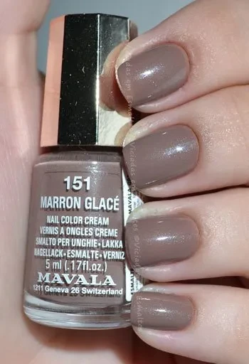 Marrom Glacé Unhas pintadas com o esmalte Mavala Marron Glacé, marrom acinzentado com shimmer