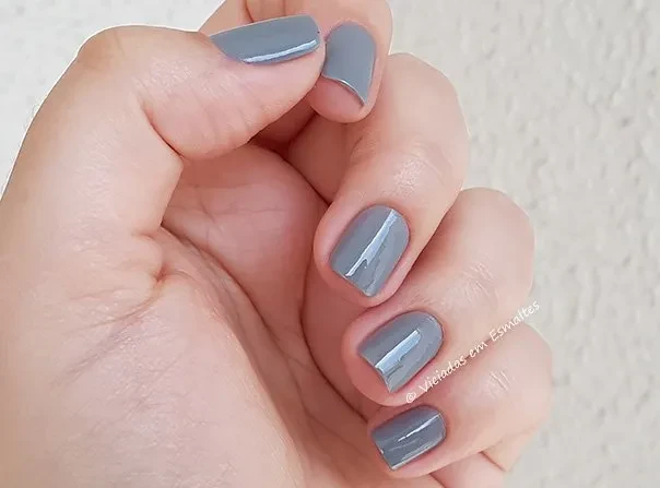 Unhas com Esmalte Risque Arabia