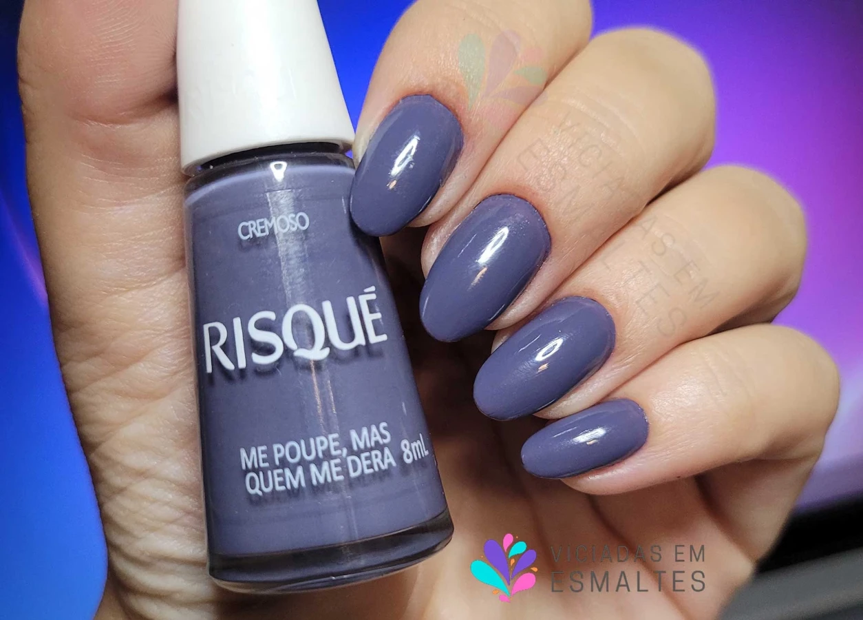 Frasco do esmalte Risqué Me Poupe Mas Quem Me Dera, azul acinzentado cremoso