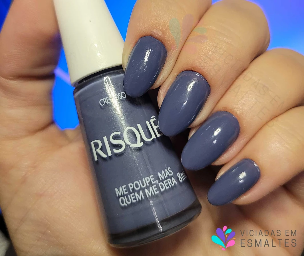 Detalhe do acabamento cremoso do esmalte Risqué Me Poupe Mas Quem Me Dera nas unhas