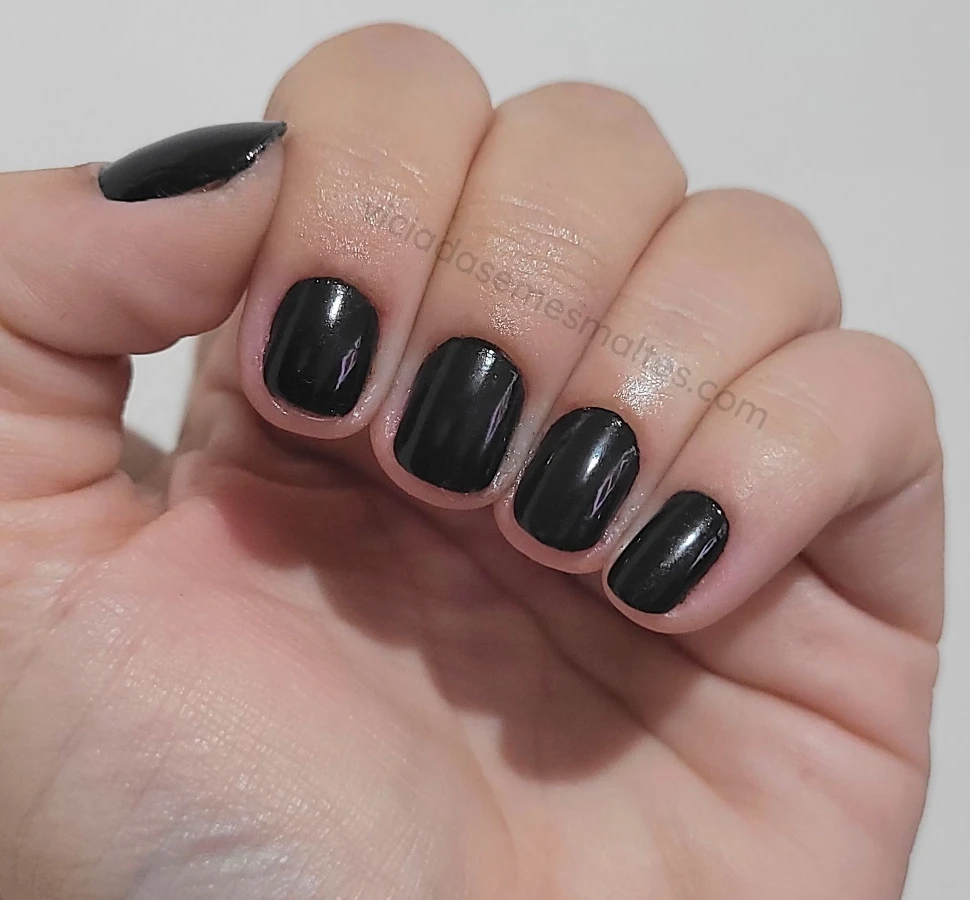 Esmalte Preto Cremoso Risqué Nas Unhas