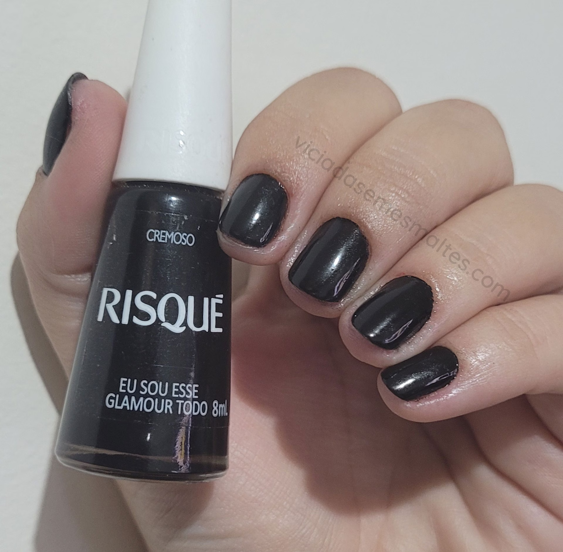 Esmalte Risqué "Eu Sou Esse Glamour Todo": O Preto Cremoso Perfeito para Qualquer Ocasião