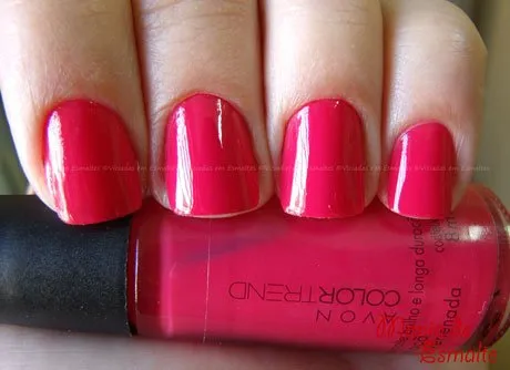 Unhas com esmalte Avon