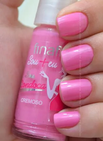 Unhas com esmalte Fina Flor Sou Dondoca